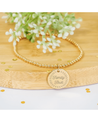 Bracelet perles avec médaille gravée "We are family" plaqué or