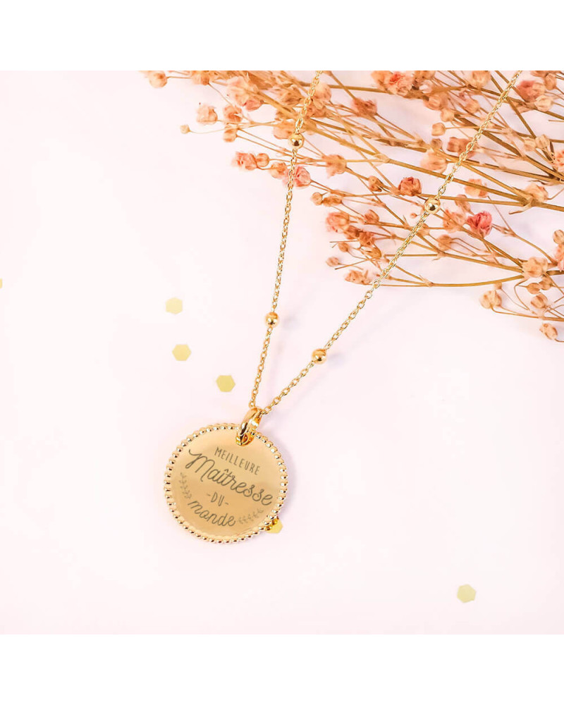 Collier chaîne perlée avec médaille pointillés plaqué or