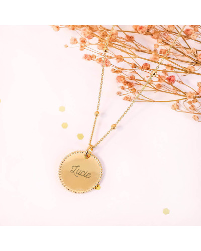 Collier chaîne perlée avec médaille pointillés plaqué or