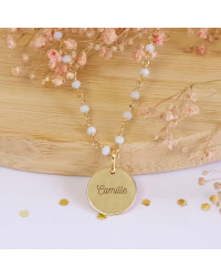 Collier mini perles blanches avec médaille gravée plaqué or