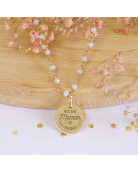 Collier mini perles blanches avec médaille gravée plaqué or