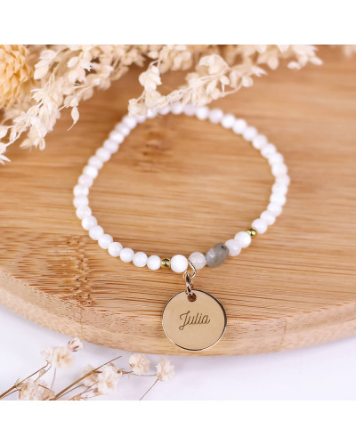 Bracelet perles de nacre et labradorite gris avec médaille plaqué or