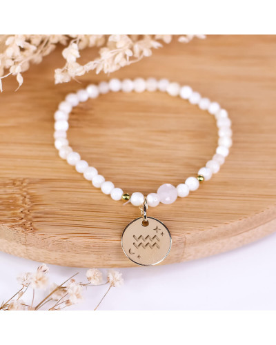 Bracelet perles de nacre et quartz neige avec médaille plaqué or