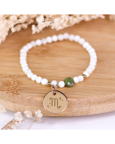 Bracelet perles de nacre et vésuvianite vert avec médaille plaqué or