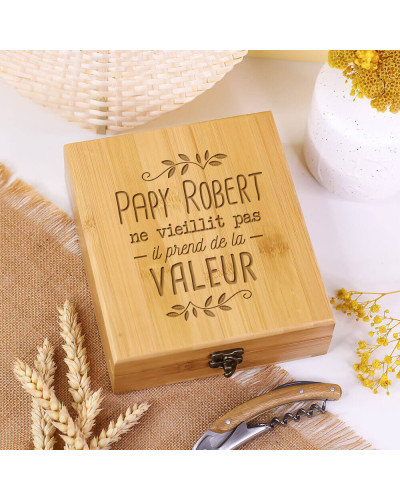 Set à vin personnalisé avec 4 accessoires - "Papy il ne vieillit pas, il prend de la valeur"