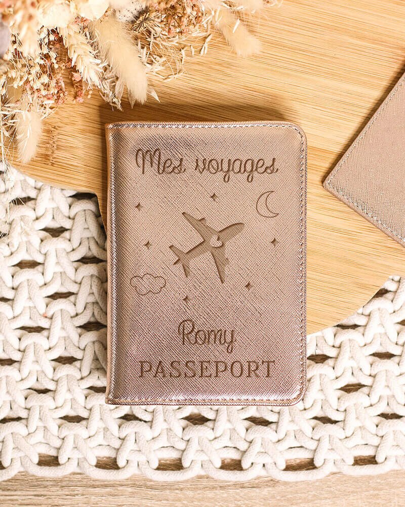 Porte passeport rose gold personnalisé - Mes voyages